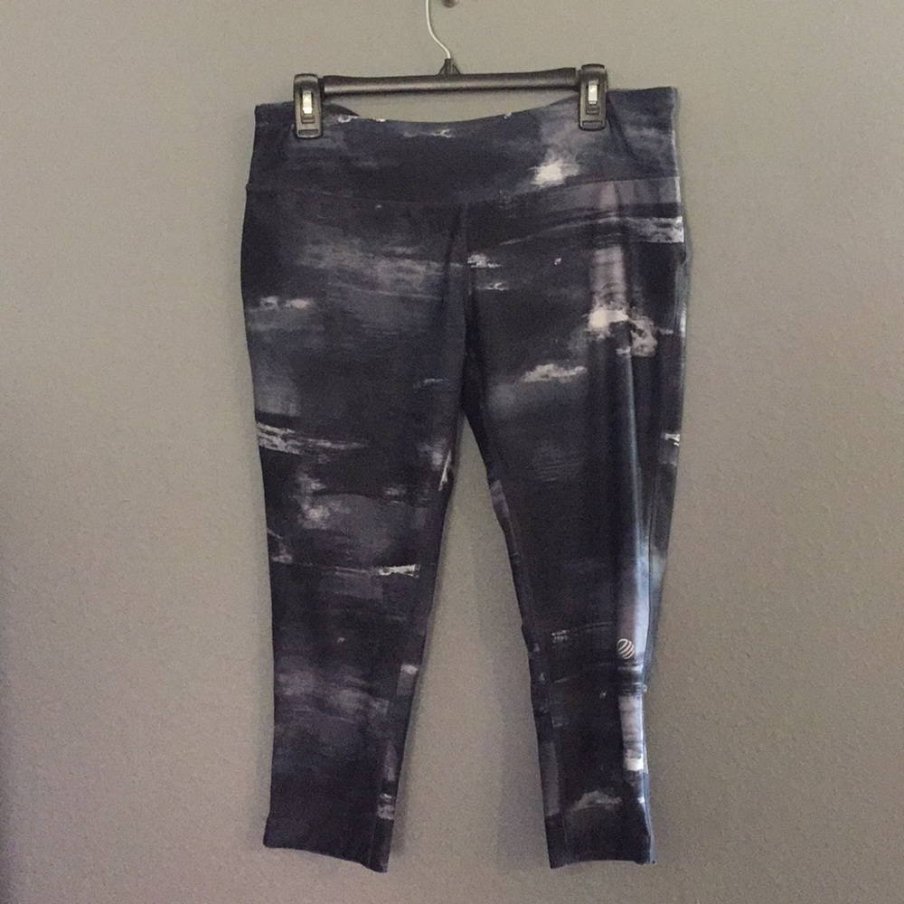 Grey patterned leggings